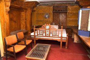 Khu vực ghế ngồi tại Deepak Hotel & Restaurant