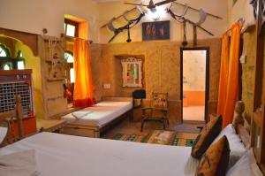 Giường trong phòng chung tại Deepak Hotel & Restaurant