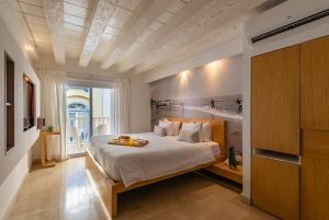 Un dormitorio con una cama con una bandeja de fruta. en Delirio Hotel, en Cartagena de Indias