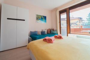 A bed or beds in a room at Veli Hills Apartments
