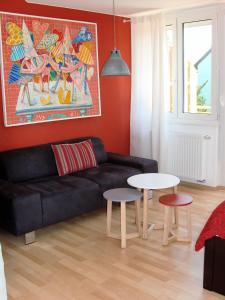 - un salon avec un canapé noir et une table dans l'établissement Haus Meersburg See, à Meersburg