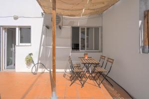 a patio with a table and chairs in a room at Casa Gago in Faro