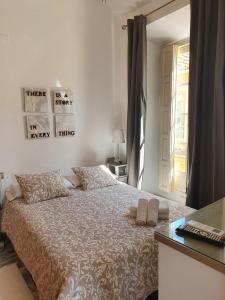 een witte slaapkamer met een bed en een raam bij Suncity Atico La Merced in Málaga