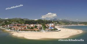uma vista aérea de uma praia com um resort em Casa Rural La Llosica em Ribadesella