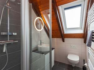 カロリーネンジールにあるFerienwohnanlage Lübbenのバスルーム(洗面台、トイレ付)、窓が備わります。