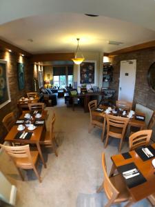 uma sala de jantar com mesas e cadeiras de madeira em Beach Haven B&B em Tramore