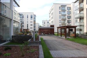 un pabellón en una ciudad con edificios altos en Suite Apartment KIELO in Center near all the main spots, WiFi, en Rovaniemi
