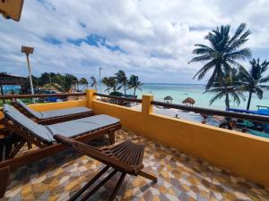 Blick auf den Strand vom Balkon eines Resorts in der Unterkunft MahaSand Hotel & Hostel in Mahahual