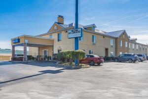 un estacionamiento frente a un edificio con un cartel en Americas Best Value Inn - Chattanooga, en Chattanooga