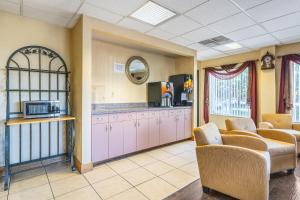 sala de estar con cocina y sala de espera en Americas Best Value Inn - Chattanooga, en Chattanooga