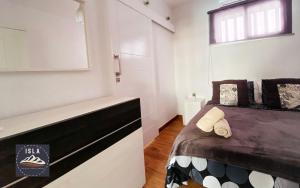 Schlafzimmer mit einem schwarzen und weißen Bett und einem Fenster in der Unterkunft Vanessa Puerto del Carmen in Tías
