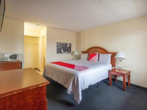 um quarto de hotel com uma cama e uma mesa em OYO Hotel San Antonio Lackland near Seaworld em San Antonio
