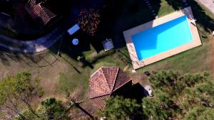 una vista aérea de una gran piscina en un patio en Fazenda Hotel Alvorada en Santos Dumont