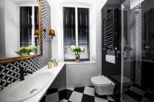 a bathroom with a black and white checkered floor at Apartamenty Dominikańskie 2 in Toruń