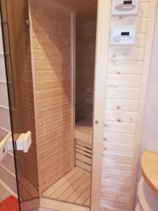 eine Dusche im Bad mit Glastür in der Unterkunft Apartman Oasis in Žilina