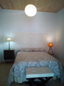コルドバにあるPatio Del Limoneroのベッドルーム1室(青と白のベッドカバー付)