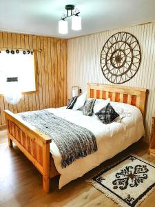 une chambre avec un grand lit dans une pièce dans l'établissement Apart "Villa Antonia" Cabañas y Departamentos Delegaciones, à Dalcahue