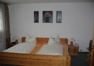 1 Schlafzimmer mit 2 Betten und weißen Kissen in der Unterkunft Hotel Waldeck in Todtnau in Todtnau