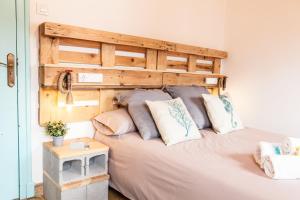 1 dormitorio con 1 cama grande y cabecero de madera en The Old Seaman Bed & Breakfast, en Celorio