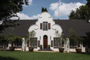 a white house with a brown roof at de Kleijne Kaap in Potchefstroom