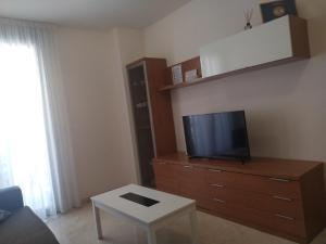 TV a/nebo společenská místnost v ubytování LaMiranda Benidorm