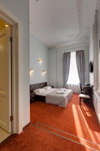 Кровать или кровати в номере Соло на Литейном  проспекте