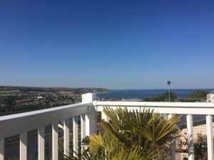 een wit balkon met uitzicht op de oceaan bij 225 Buttercup Swanage Bay View - Vacation Home in Swanage