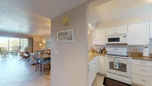 Kuchyň nebo kuchyňský kout v ubytování Desirable Location, Directly Across Street From South Beach Access