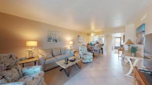 Posezení v ubytování Desirable Location, Directly Across Street From South Beach Access