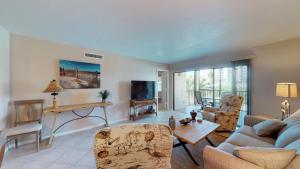 TV a/nebo společenská místnost v ubytování Desirable Location, Directly Across Street From South Beach Access + 14 fotografií