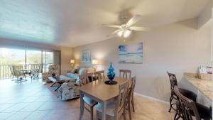 Posezení v ubytování Desirable Location, Directly Across Street From South Beach Access