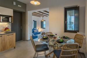 una sala da pranzo e una cucina con tavolo e sedie di Vastblue of Paros ad Ambelás