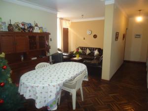 Sala de estar con mesa y árbol de Navidad en La Casa de Arturo, en Lima