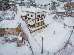 een luchtzicht op een huis in de sneeuw bij Guesthouse Vazrozhdenski kashti in Manastir