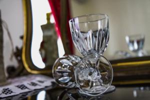 un vaso di vetro trasparente, posto sopra un tavolo di WELL COME - Lungomare SANTA LUCIA a Napoli