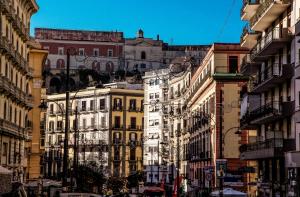 un gruppo di edifici in una città con di WELL COME - Lungomare SANTA LUCIA a Napoli