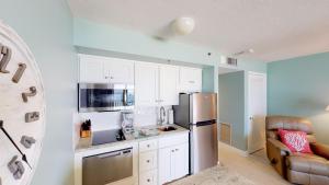 - une cuisine avec un réfrigérateur et une chaise dans la chambre dans l'établissement Recently Renovated Beachfront Gem in Paradise, à Marco Island 16 autres photos