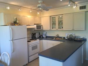 uma cozinha com electrodomésticos brancos e um frigorífico branco em Ideal for Conference @ J.W. Marriott / Access to Beach!! em Marco Island
