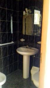 uma casa de banho com um lavatório e um WC em CASA LALI em Alojera