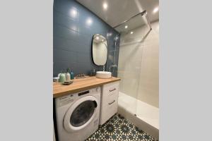 eine Waschmaschine im Bad mit Spiegel in der Unterkunft La Serrisienne 3 - Val d'Europe Place Toscane - Disneyland Paris - 4 à 6 Personnes in Serris
