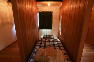 una piccola camera con due letti di Guesthouse Izame Ann a Nagaoka