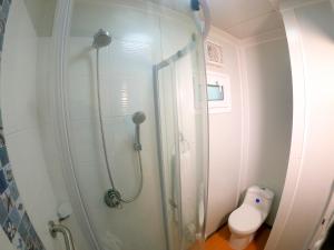 a shower in a bathroom with a toilet at Hotel Reina del Mar By Dorado in San Andrés