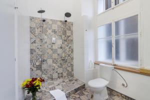 ein Bad mit einem WC und einer Dusche in der Unterkunft Historic Centre Prague Apartments by Michal&Friends in Prag
