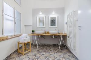 uma casa de banho com dois lavatórios e dois espelhos em Historic Centre Prague Apartments by Michal&Friends em Praga
