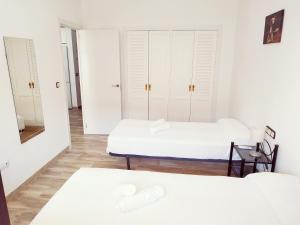 Pokój z 2 łóżkami i lustrem w obiekcie Apartamento Ronda 4 - Los Boliches w mieście Fuengirola +34 zdjęcia