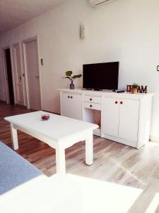 Telewizja i/lub zestaw kina domowego w obiekcie Apartamento Ronda 4 - Los Boliches