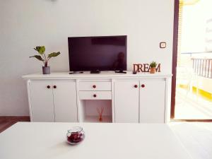 Telewizja i/lub zestaw kina domowego w obiekcie Apartamento Ronda 4 - Los Boliches