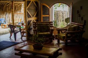 Hostal Corazón de Tagua في بالومينو: غرفة معيشة مع كراسي وطاولة