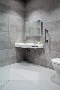 y baño con lavabo y aseo. en Swansea Valley Holiday Cottages, en Cilybebyll