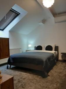 Un pat sau paturi într-o cameră la Bulevard mansards